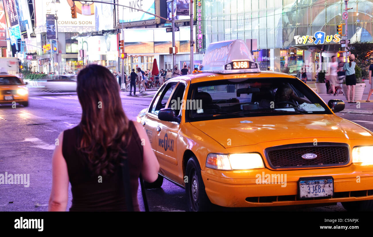 Los taxis amarillos, Broadway, Times Square, la 42nd Street, Nueva York, EE.UU. Foto de stock