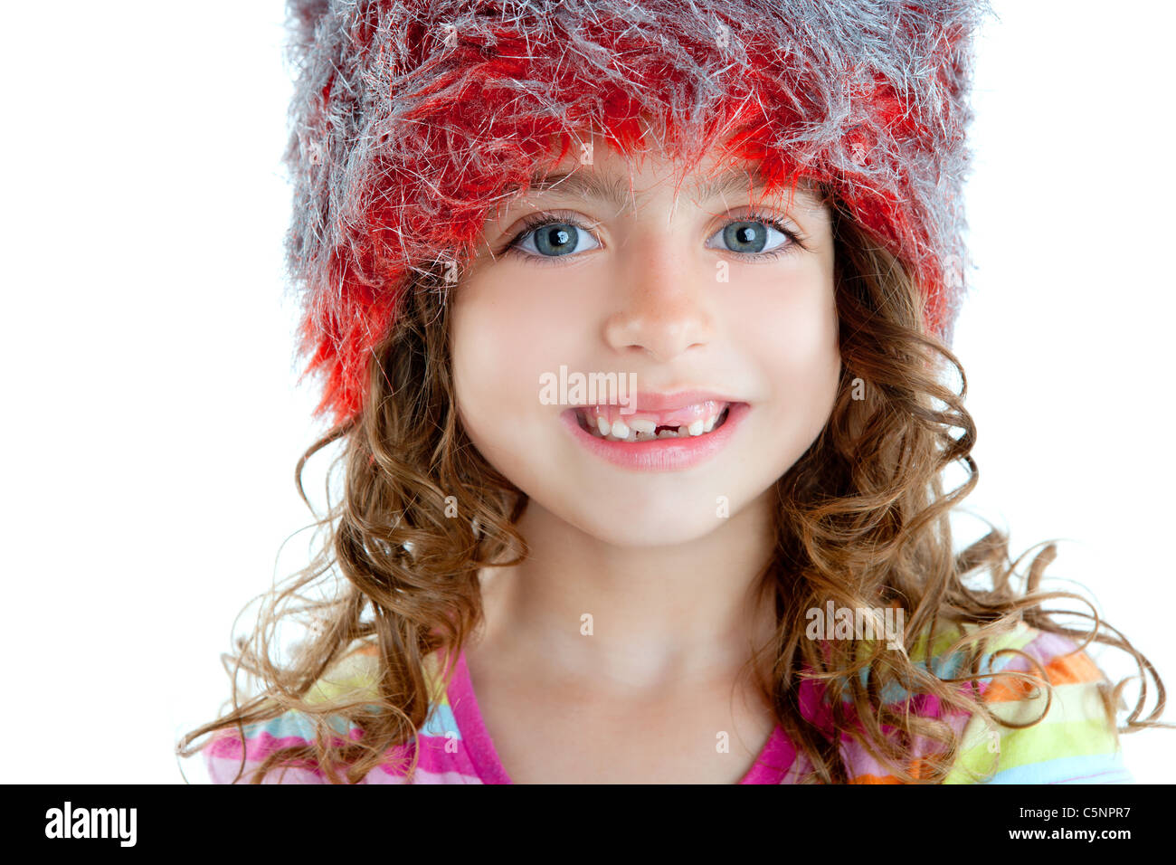 Los niños niña con piel de invierno tapón rojo y plata en fondo blanco. Foto de stock