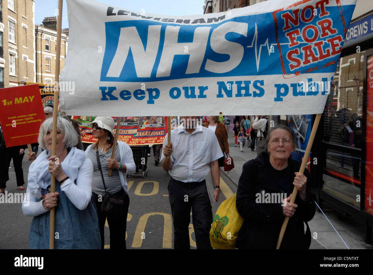 Los trabajadores del NHS en manifestación contra los recortes del gasto público Foto de stock