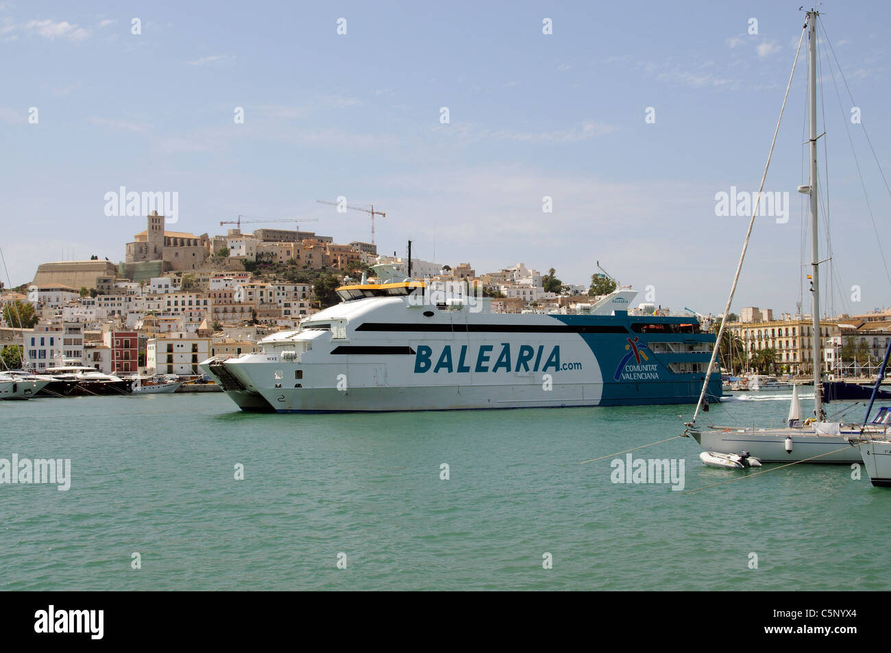 El puerto de Eivissa Ibiza inter island ferry de pasajeros y vehículos  Ro-ro Nike enroute llegando a puerto de Formentera Fotografía de stock -  Alamy