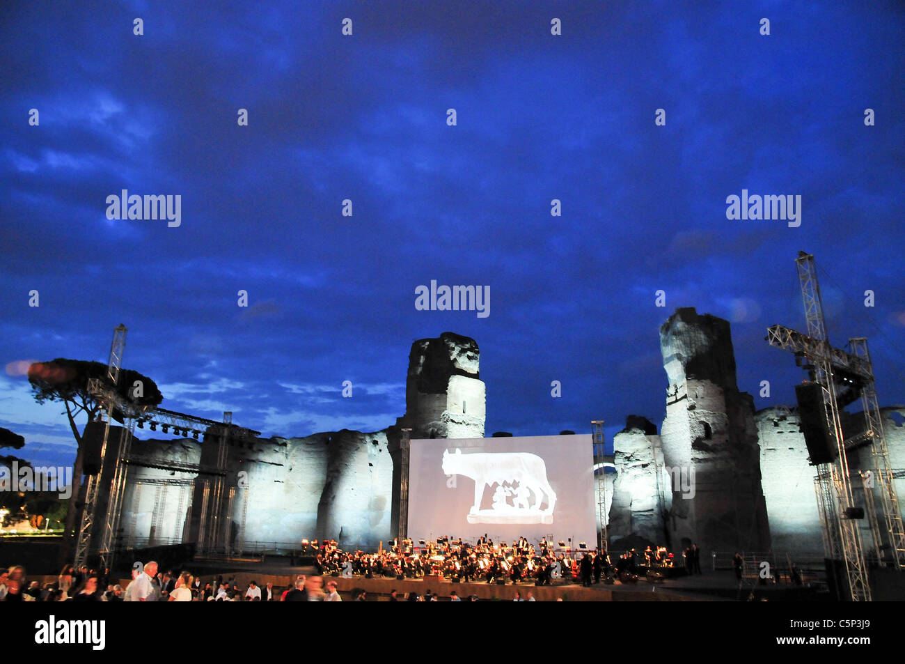 Concierto al aire libre en Roma, Italia "La Trilogía Romana' en los baños  de Caracalla (Terme di Caracalla Fotografía de stock - Alamy