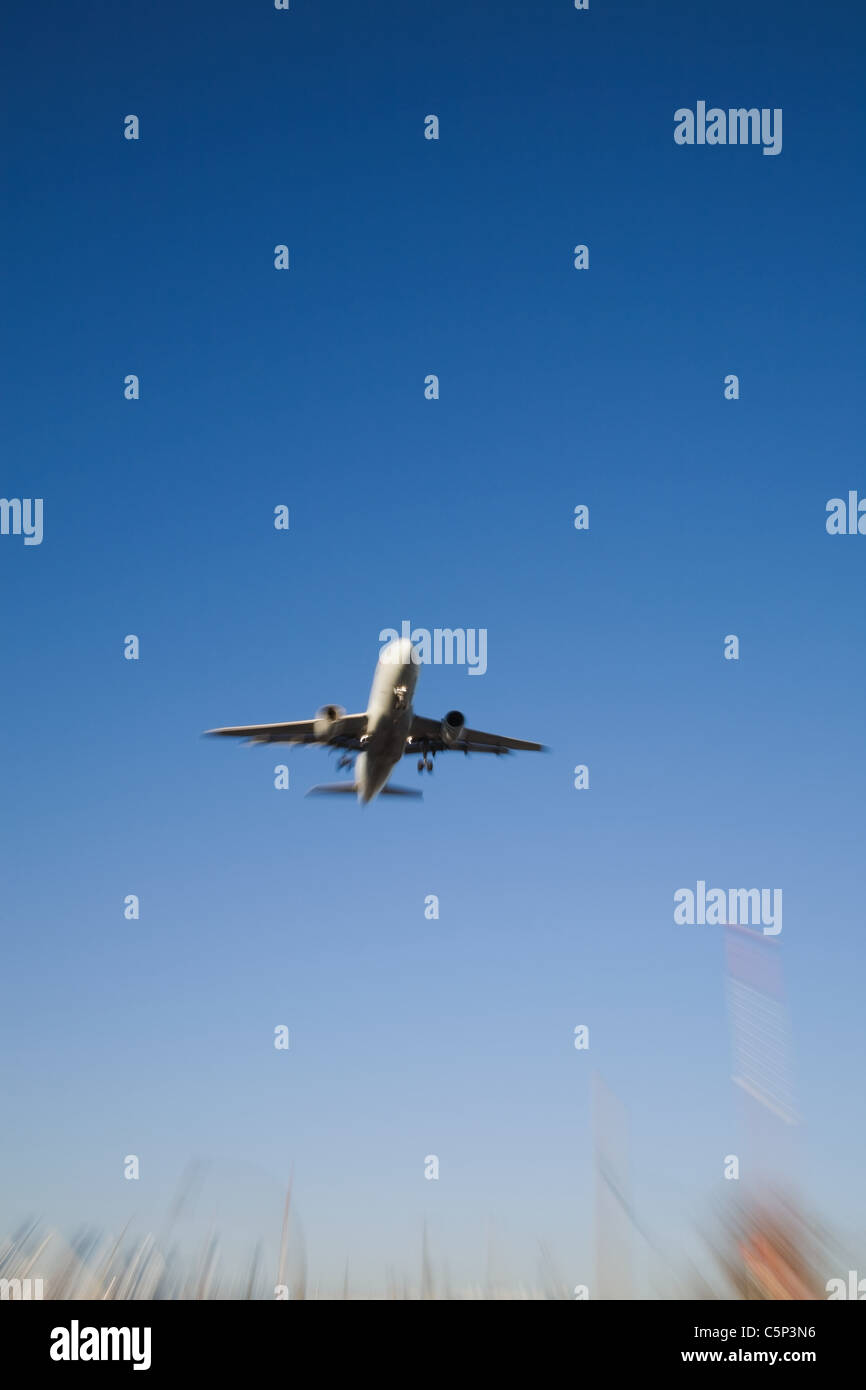 Avión en vuelo Foto de stock