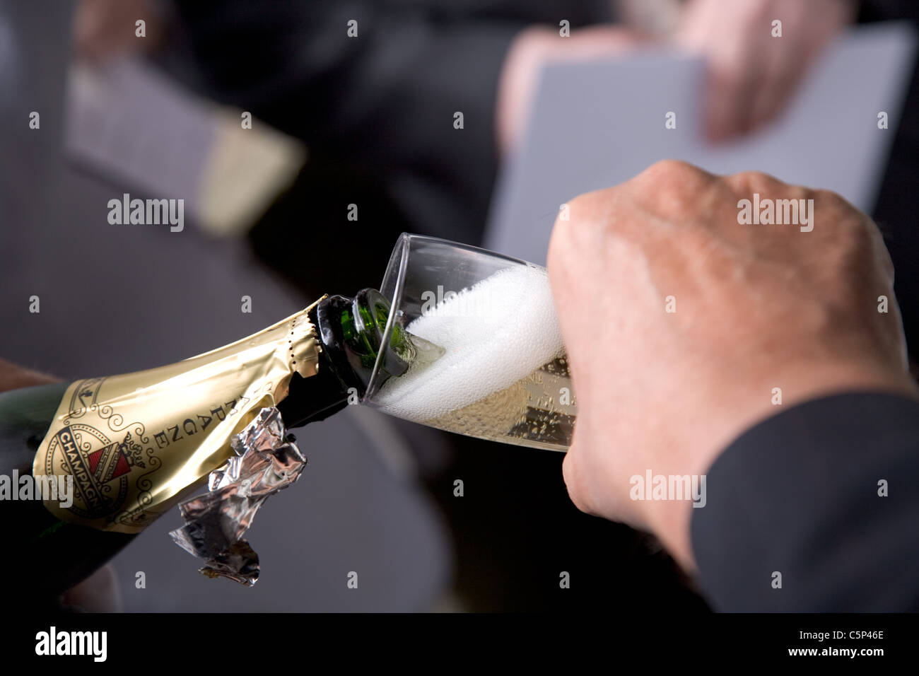 Champagne se vierte en un champagne en un desayuno de boda Foto de stock