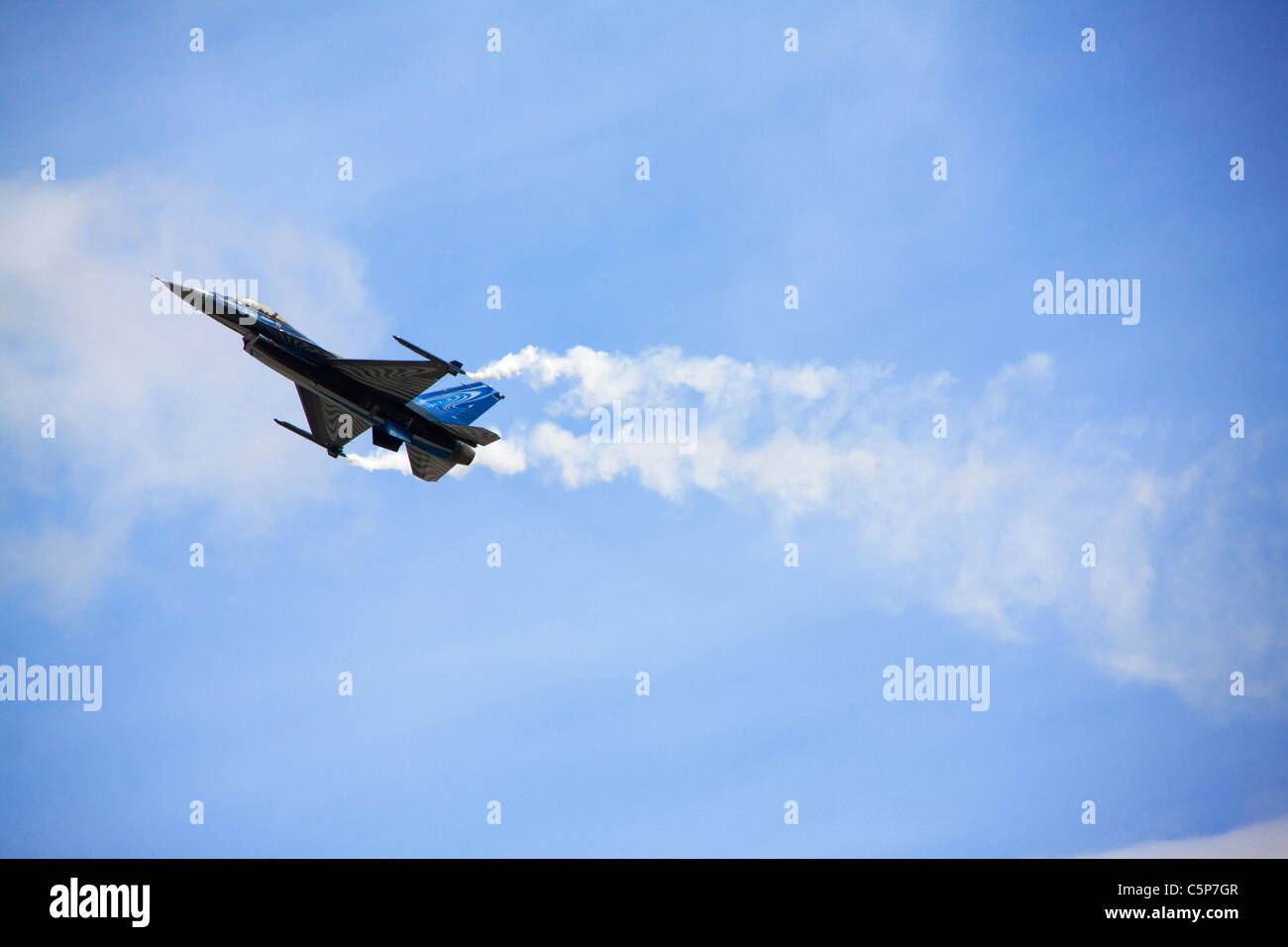 F-16 a cerca de la velocidad de calado. Foto de stock