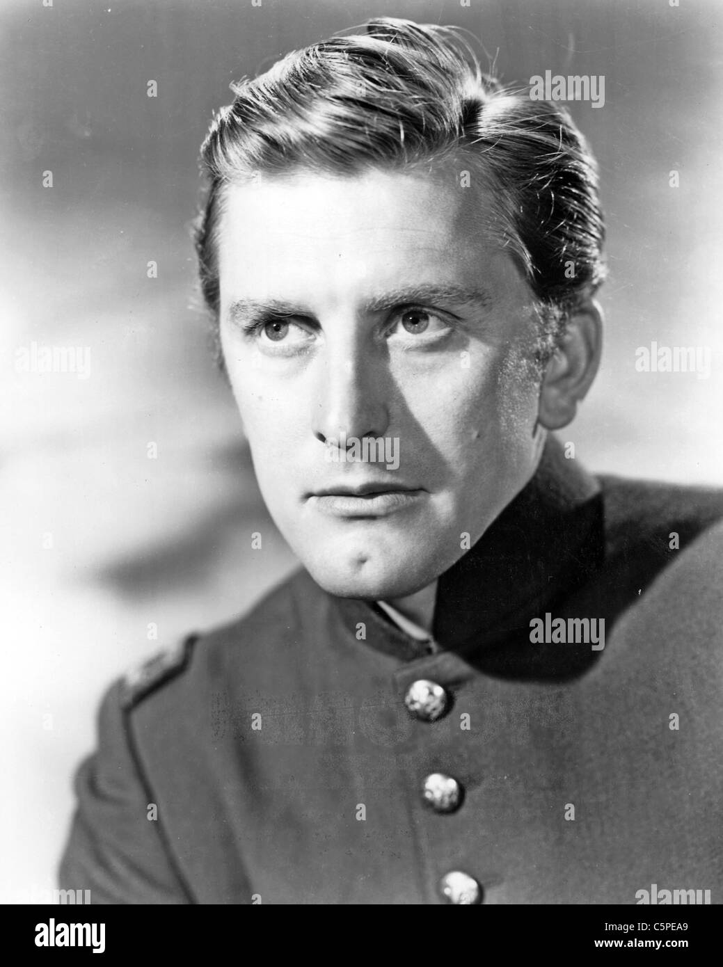 KIRK DOUGLAS - actor de cine estadounidense alrededor de 1957 Foto de stock
