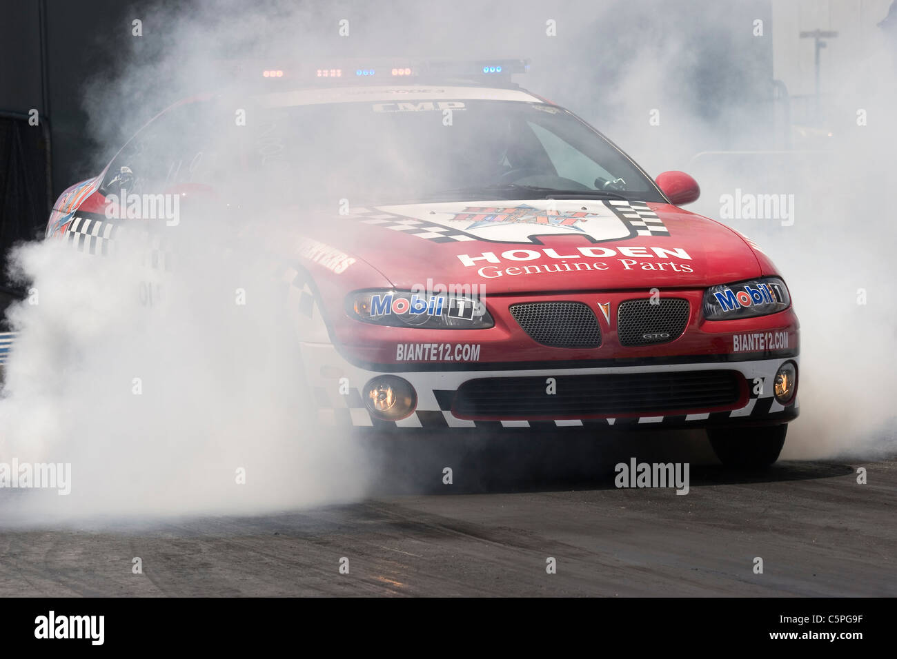 La policía de Pontiac arrastre coche realizando un enorme tiro tabaquismo burnout. Foto de stock