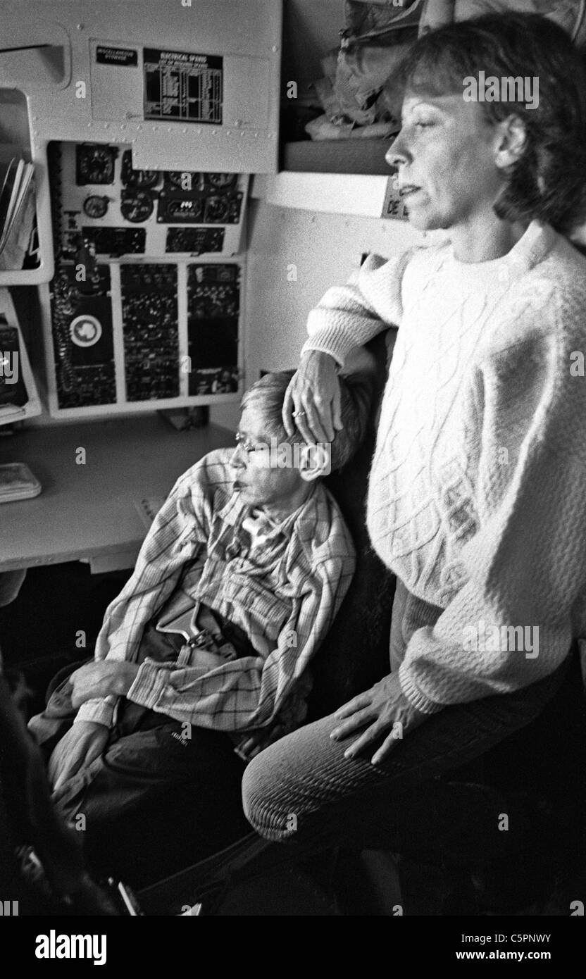 Stephen Hawking y su asistente dentro de la cabina del avión que lo llevó a la Antártida Chilena 1997 Foto de stock