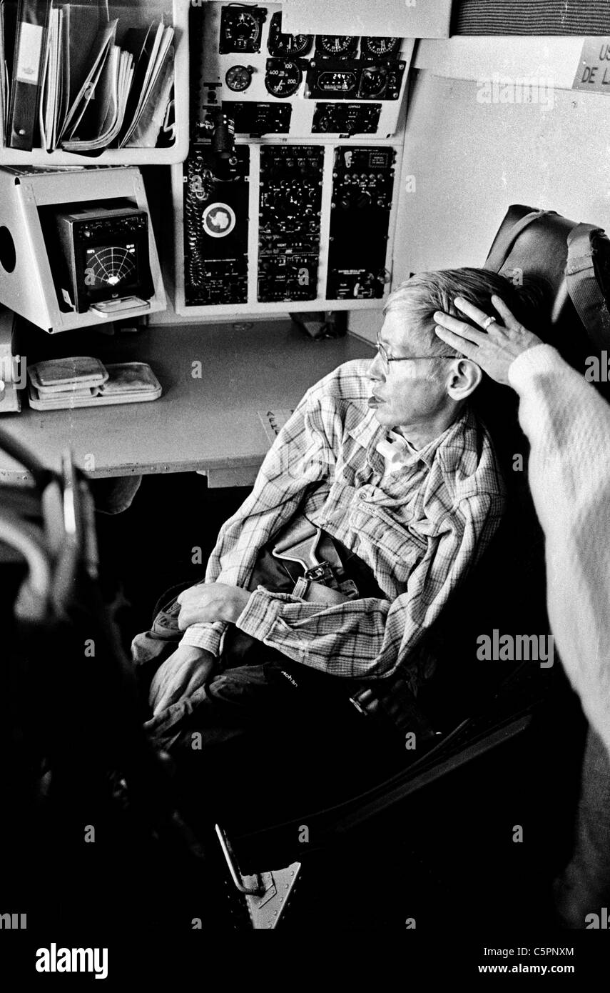 Stephen Hawking y su mano asistente dentro de la cabina del avión que lo llevó a la Antártida Chilena 1997 Foto de stock