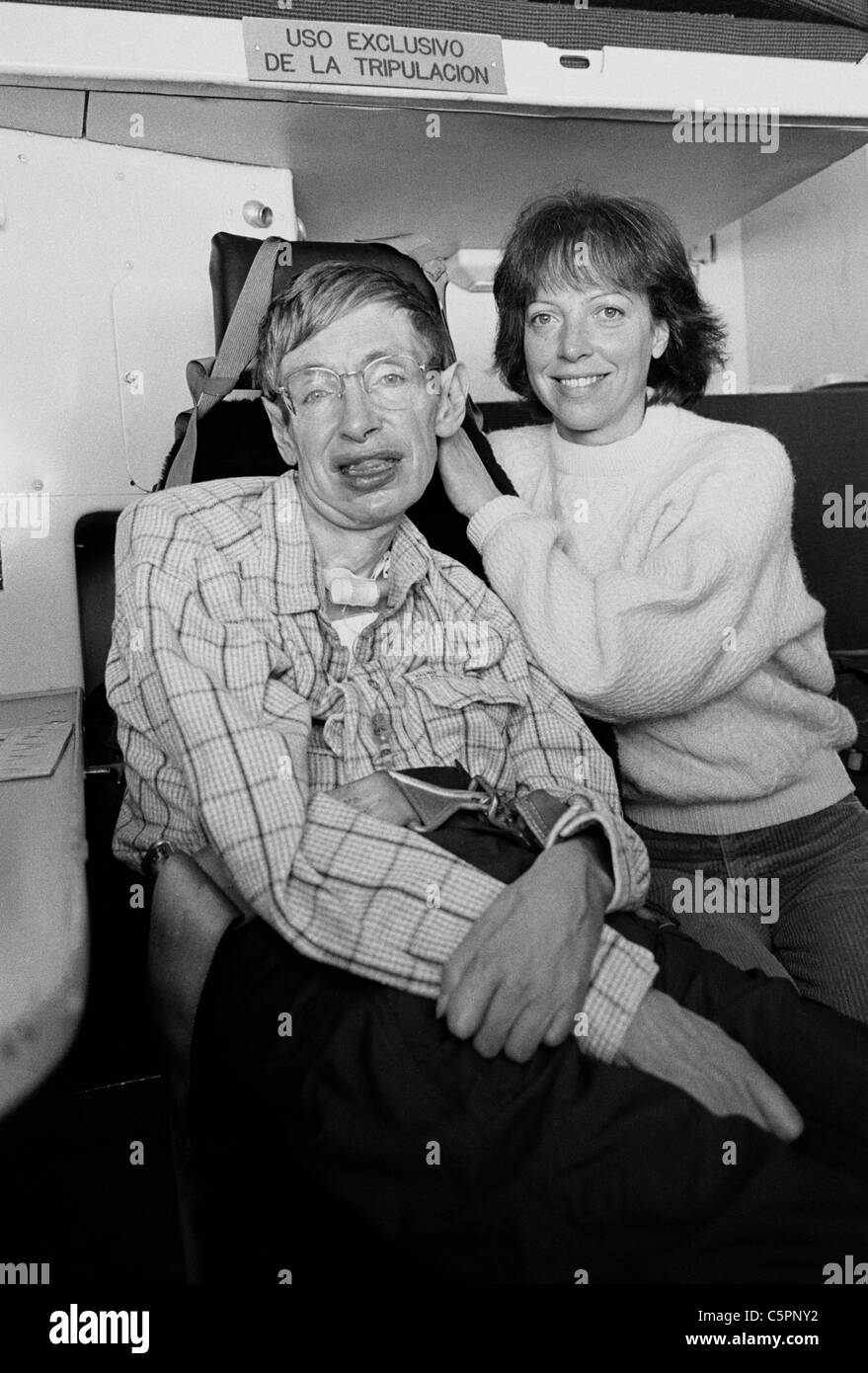Stephen Hawking y su asistente en un helicóptero lo llevaron en un viaje alrededor de la base antártica chilena. Antartica, Chile1997 Foto de stock