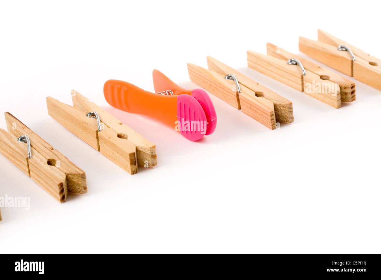 Clothespin con fondo blanco, el concepto de trabajo en equipo Fotografía de stock Alamy