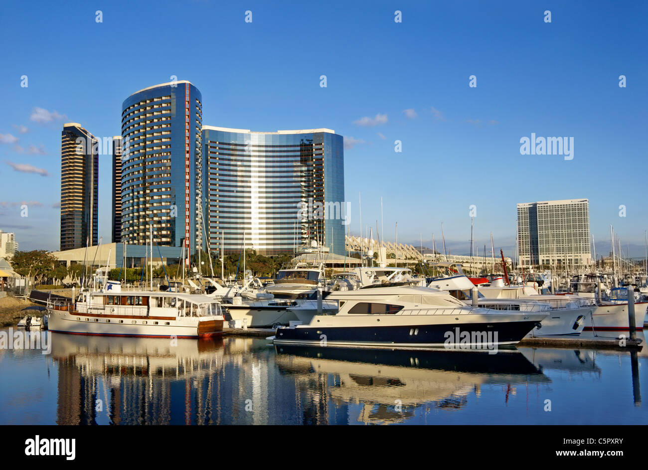San Diego, CA, California. Vista de yates de lujo y hoteles frente al mar desde el embarcadero Marina Park. Foto de stock