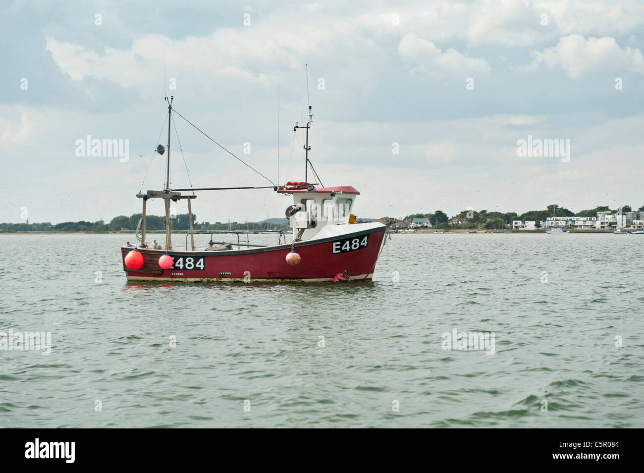 Un barco arrastrero de pesca amarrados en el puerto Christchuch, Dorset, Inglaterra, Reino Unido. Foto de stock