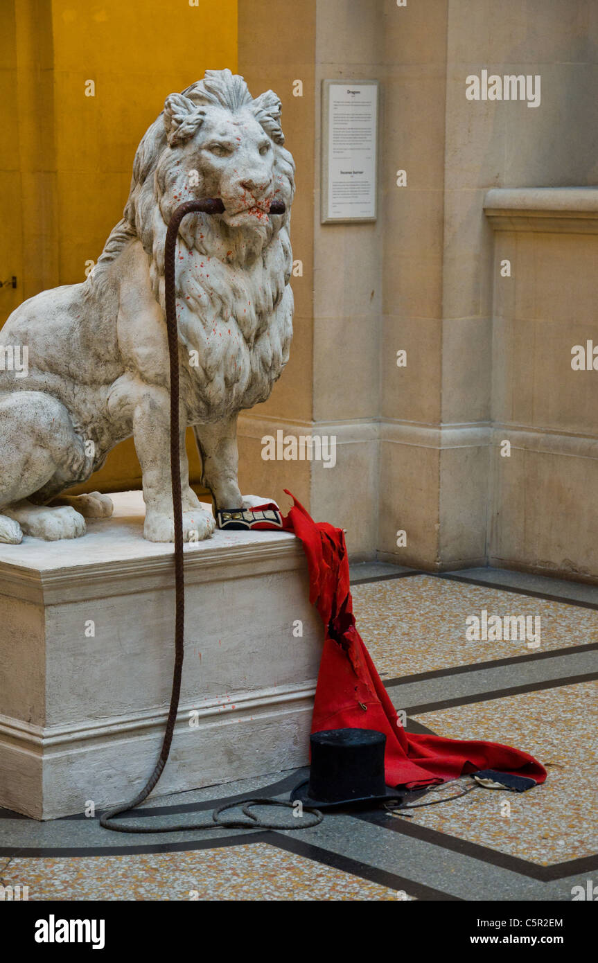Banksy estatua de león masticar látigo de haber comido el domador de leones, el Bristol City Museo y Galería de Arte, Bristol, Inglaterra Foto de stock
