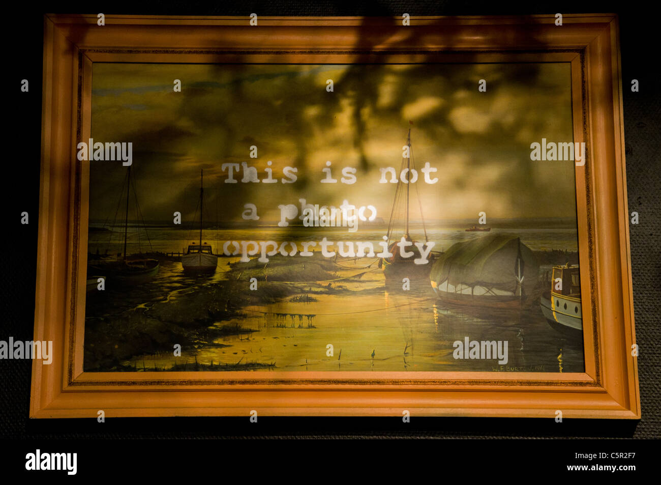 Bansky imagen con texto diciendo "esto no es una oportunidad fotográfica", Bristol, Inglaterra Foto de stock