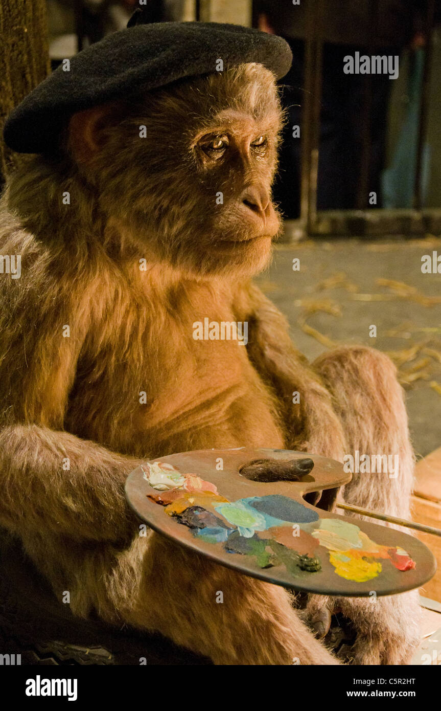 Banksy instalación de un mono con una boina y una junta de pintura, El Bristol City Museo y Galería de Arte, Bristol, Inglaterra Foto de stock