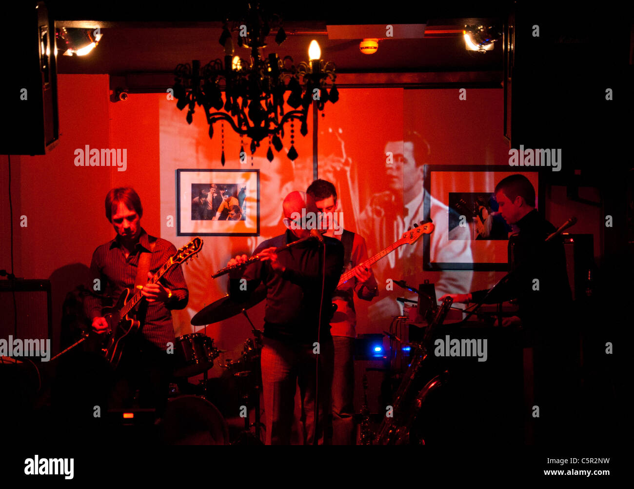 Las fantásticas soul y funk banda en Peter Parker's Rock and Roll Bar, Denmark Street, Soho, Londres, Inglaterra Foto de stock