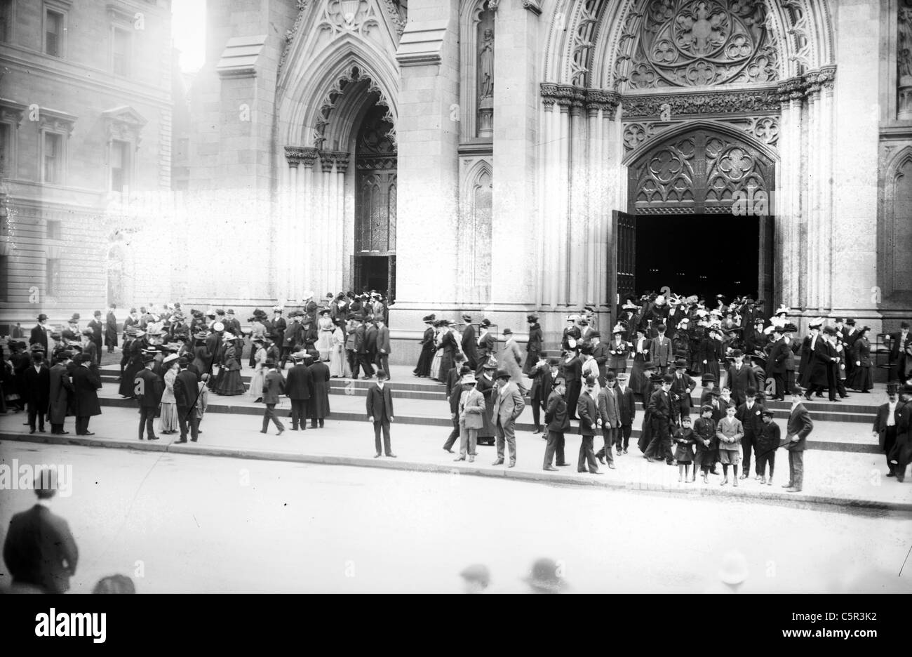Saliendo de la Catedral de San Patricio, después de Pascua, Servicio 5th Avenue, New York City, circa 1900 Foto de stock