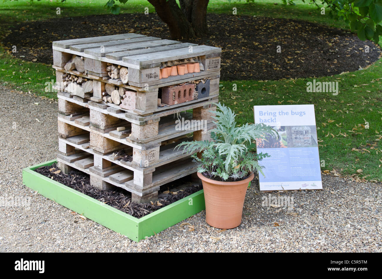 Crear hábitats de insectos pantalla inicial del príncipe Carlos iniciativa para una vida sostenible.Clarence House Garden Foto de stock