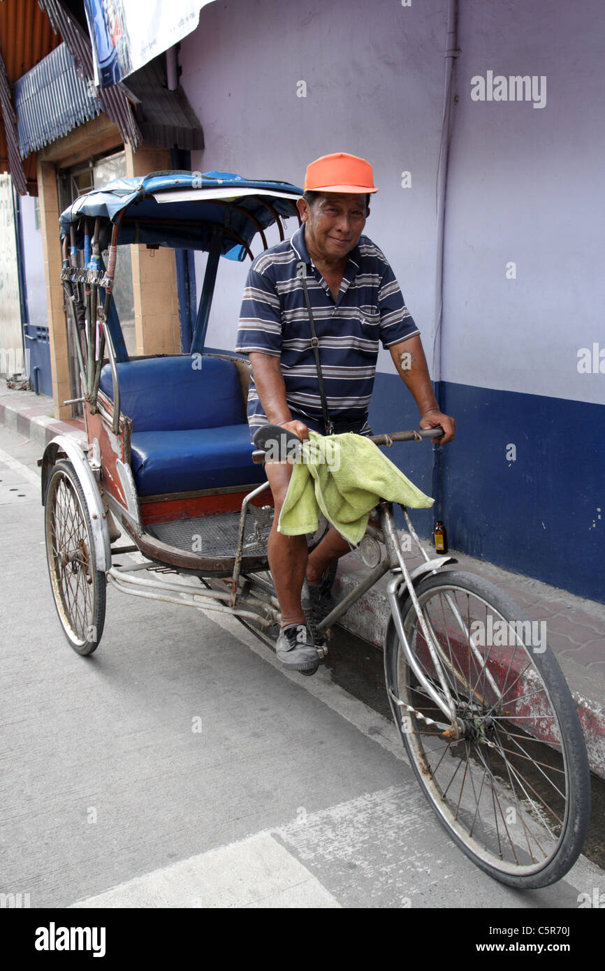 Transporte tailandês com triciclo, moto, táxi, mini ônibus