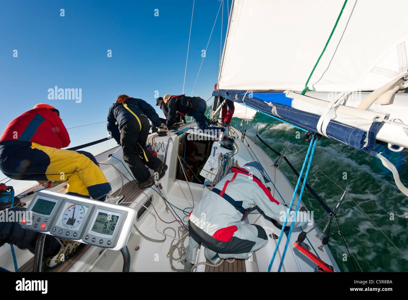 "Trabajo en equipo", como se muestra por una tripulación Yacht Racing extraterritoriales. Foto de stock