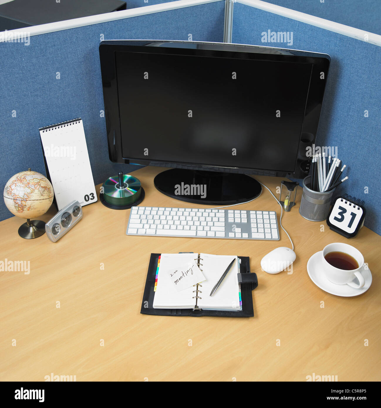 Muchos objetos en un escritorio de oficina Fotografía de stock - Alamy