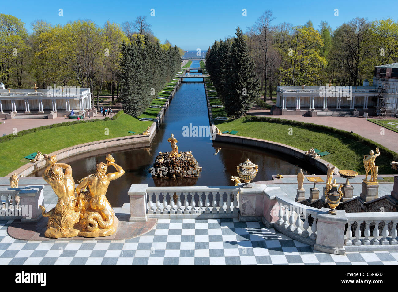 Gran Cascada, vista desde la terraza del Palacio Peterhof, cerca de San Petersburgo, Rusia Foto de stock