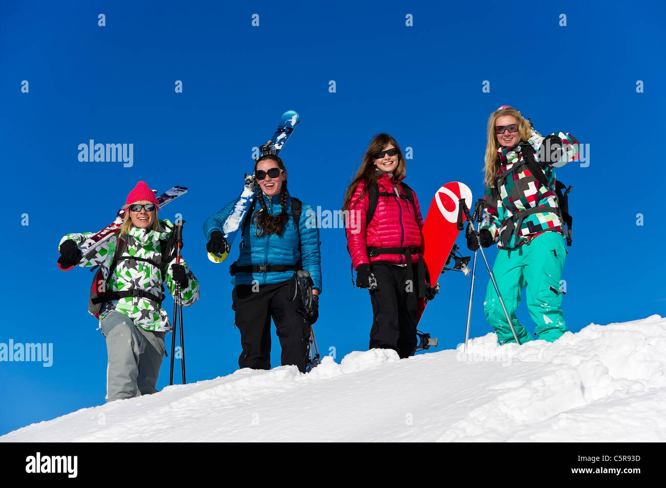 Las chicas que se divierten en vacaciones para deportes de invierno. Foto de stock