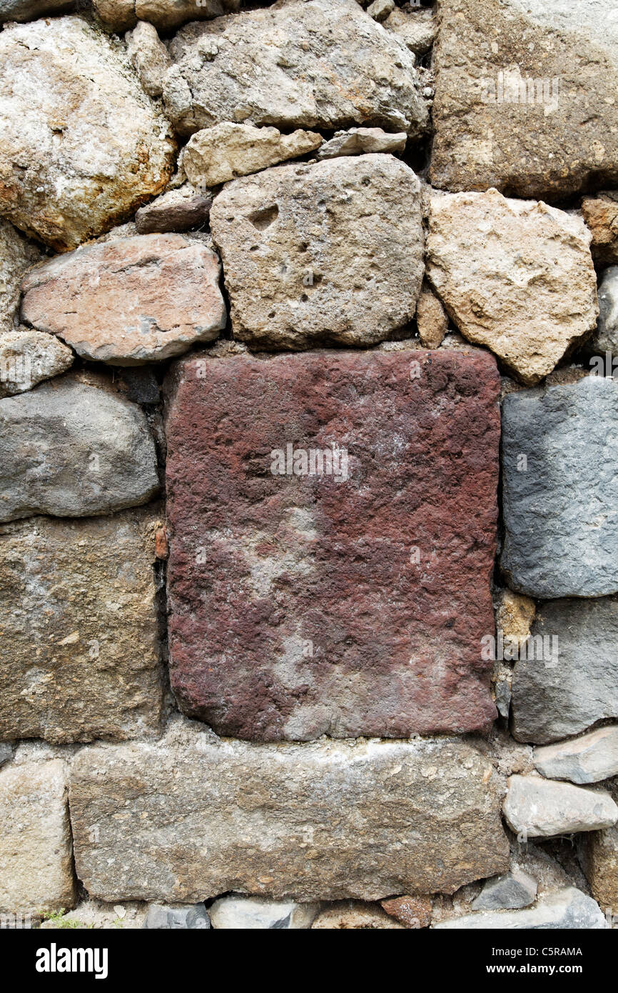 Muro de piedra hechas de varios colores de roca local, piedra caliza, arenisca, ceniza volcánica, Goreme, Turquía casi muro seco Foto de stock