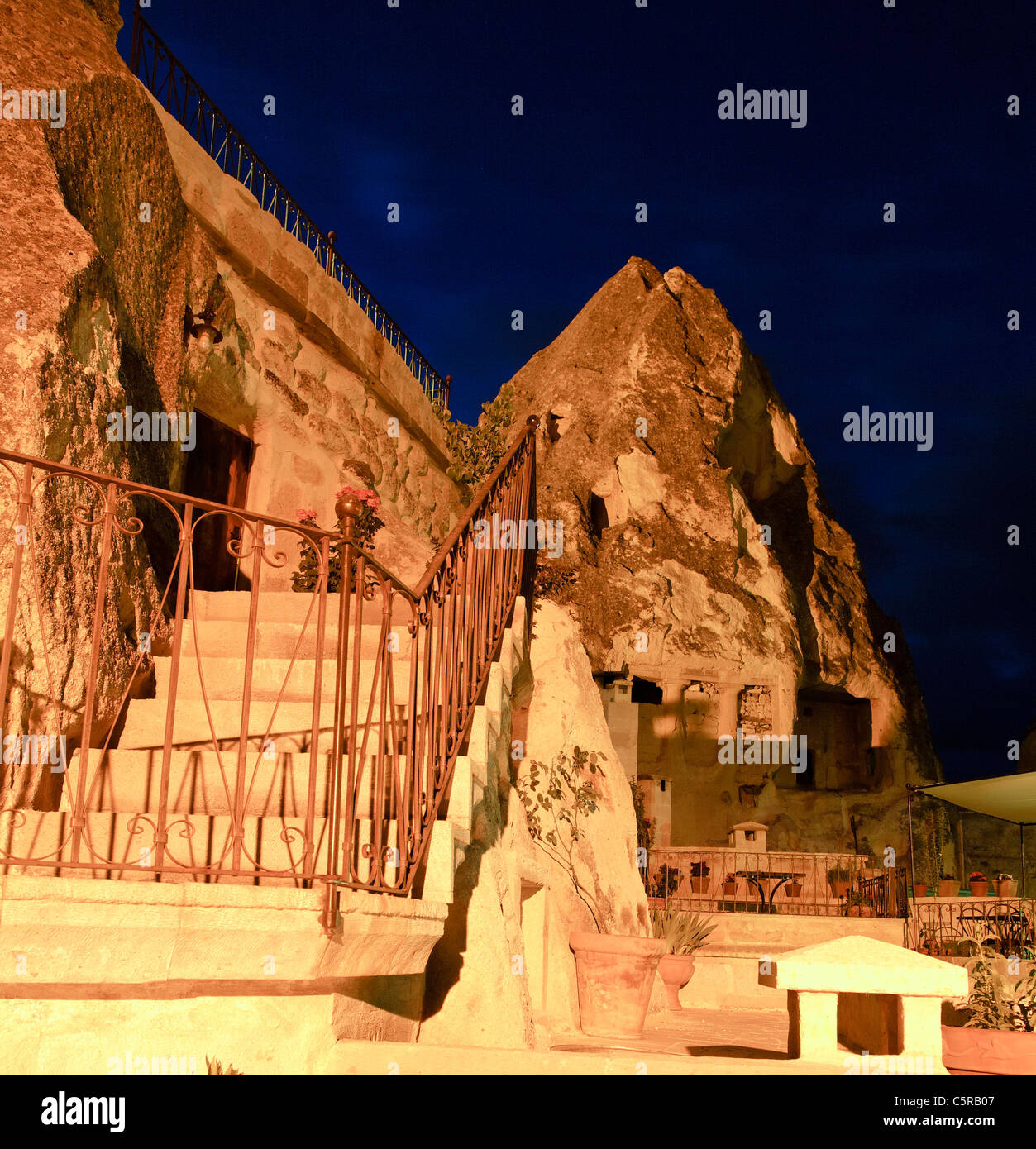 Peldaños y pasamanos de una casa cueva en Goreme, formato cuadrado, escena nocturna, detalle arquitectónico de escalera exterior Foto de stock
