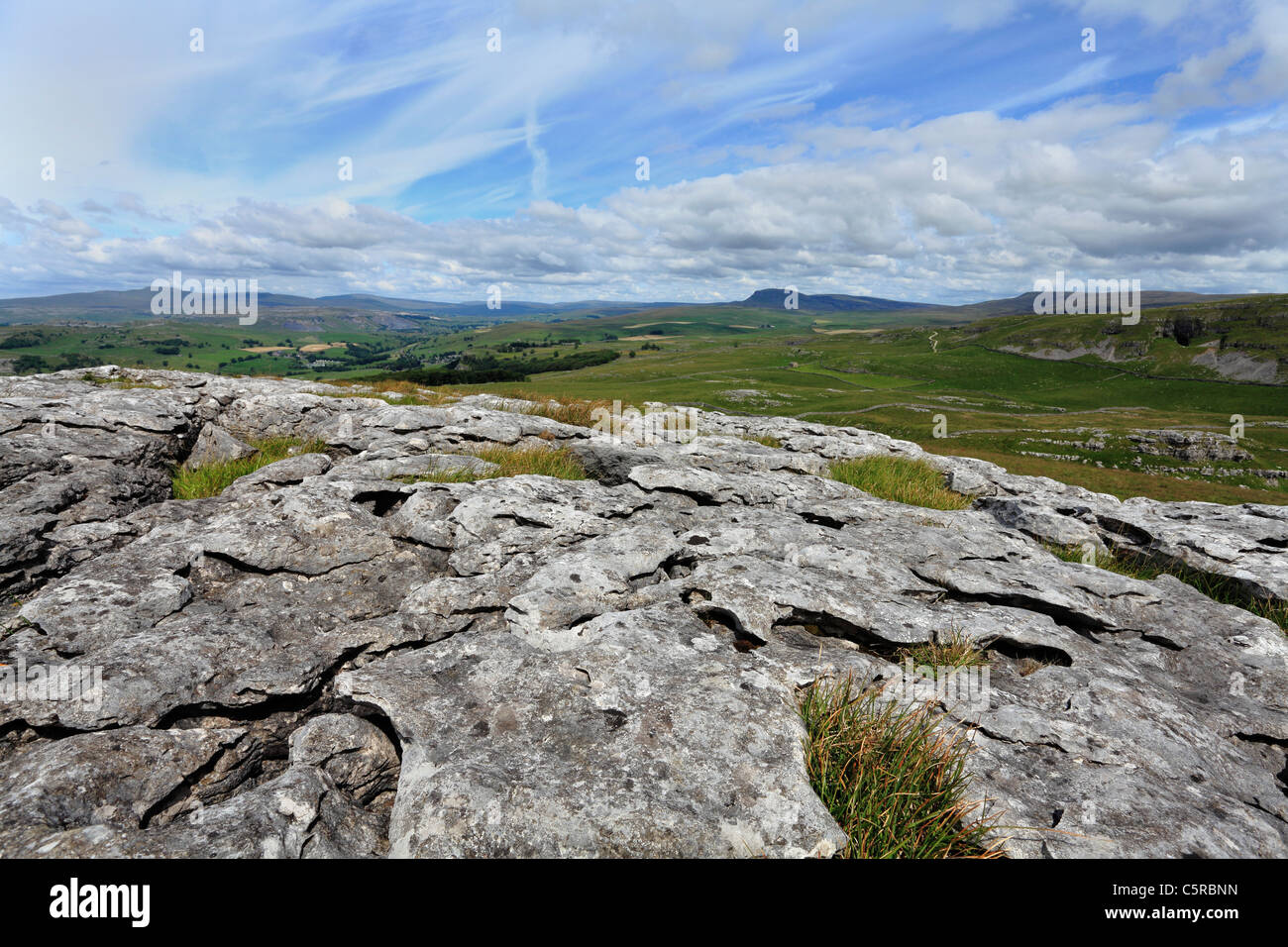 Los tres picos de los valles de Yorkshire y el pavimento de piedra caliza. Victoria cueva puede verse a la derecha, todos parte de una famosa carrera Foto de stock