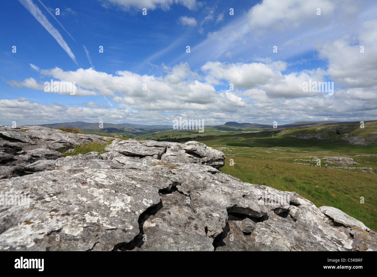 Los tres picos de los valles de Yorkshire y el pavimento de piedra caliza. Victoria cueva puede verse a la derecha, todos parte de una famosa carrera Foto de stock