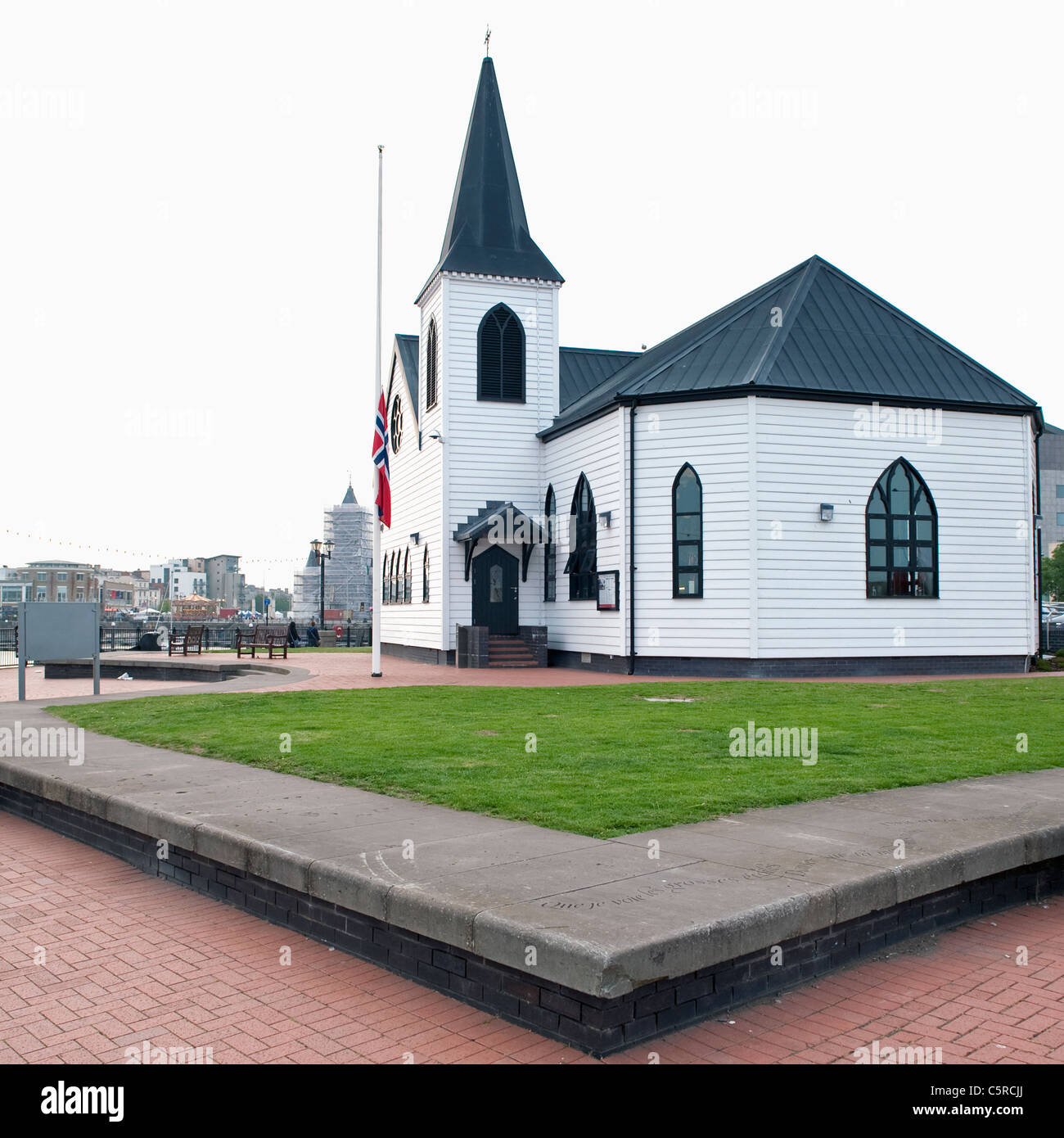 Exterior de la Iglesia Seamens noruego y el Centro de las artes en la Bahía de Cardiff. Foto de stock