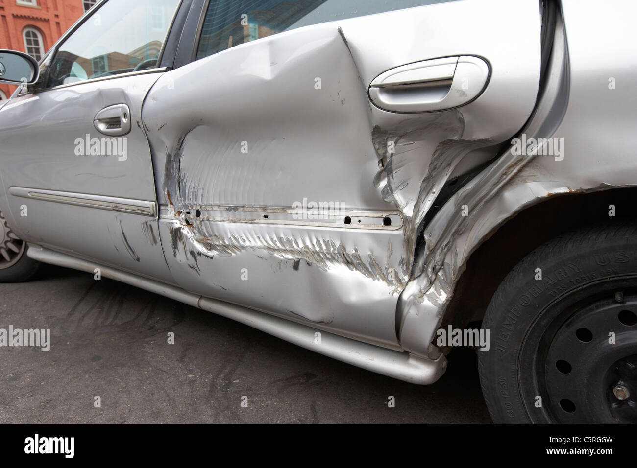 Puerta trasera dañada de un coche dañado por rueda para camión de Nashville, Tennessee, EE.UU. Foto de stock