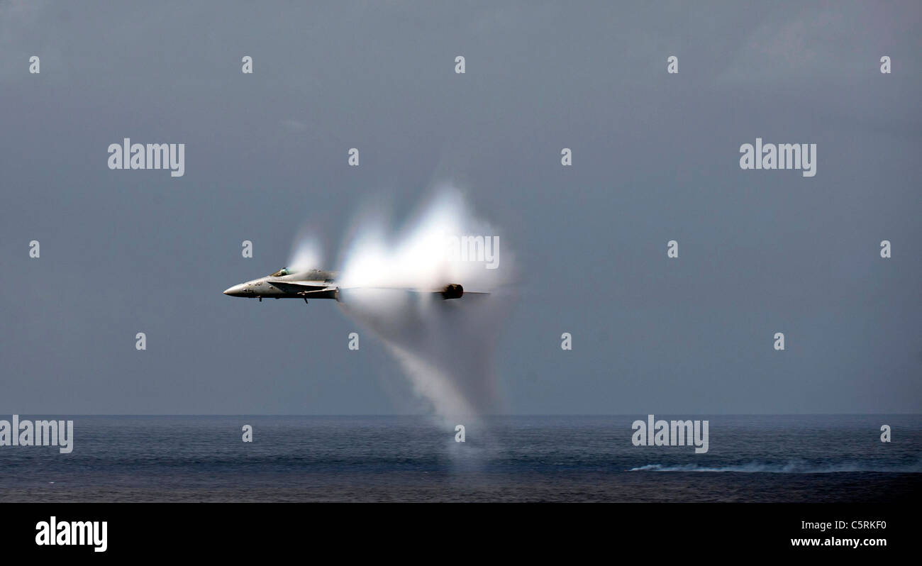 F/A-18E Super Hornet maniobra rompiendo la barrera del sonido Fotografía de  stock - Alamy