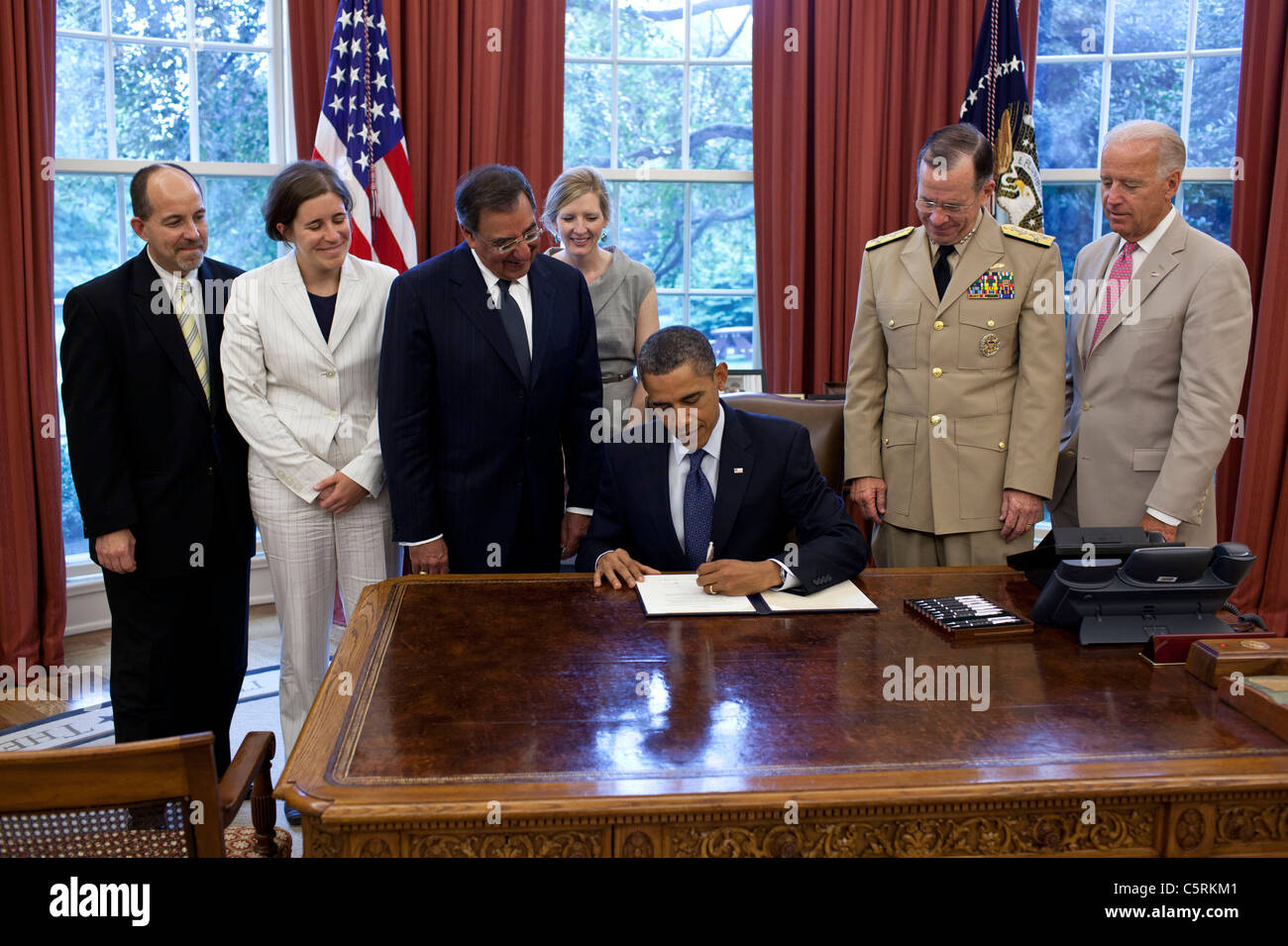 Obama firma la certificación donde conste que los requisitos estatutarios de la derogación de la DADT (no pregunte, no diga) ya se han cumplido Foto de stock