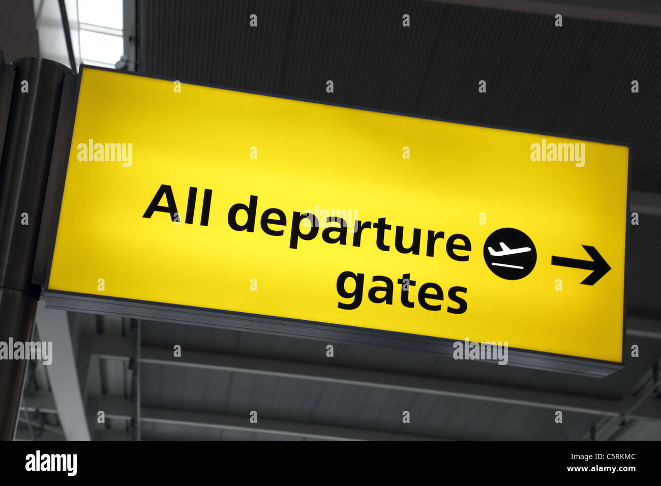Las puertas de embarque del aeropuerto firmar Foto de stock
