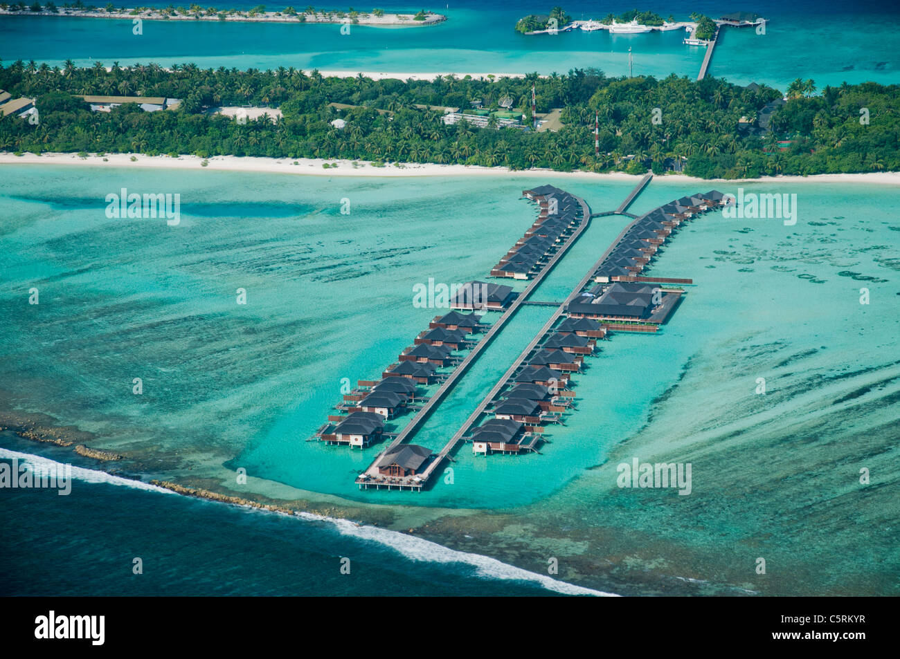 Vista aérea de casas de vacaciones en una isla de Maldivas, Maldivas  Fotografía de stock - Alamy