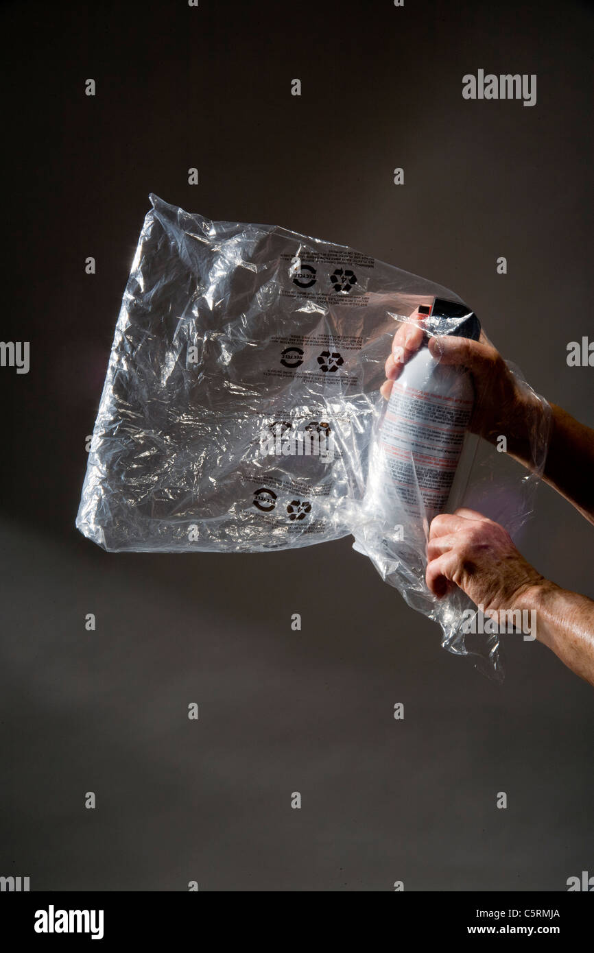 Una bolsa de plástico llena de un aerosol de inhalación de gas para uso ilegal como una droga. Foto de stock