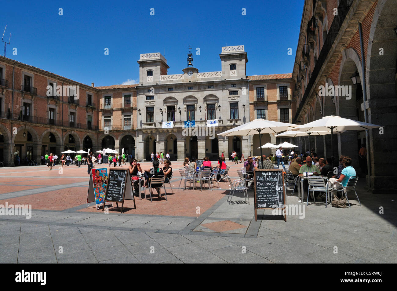 Europa, España, Castilla y León, Avila, Vista de café al aire libre en la Plaza de la Victoria Foto de stock