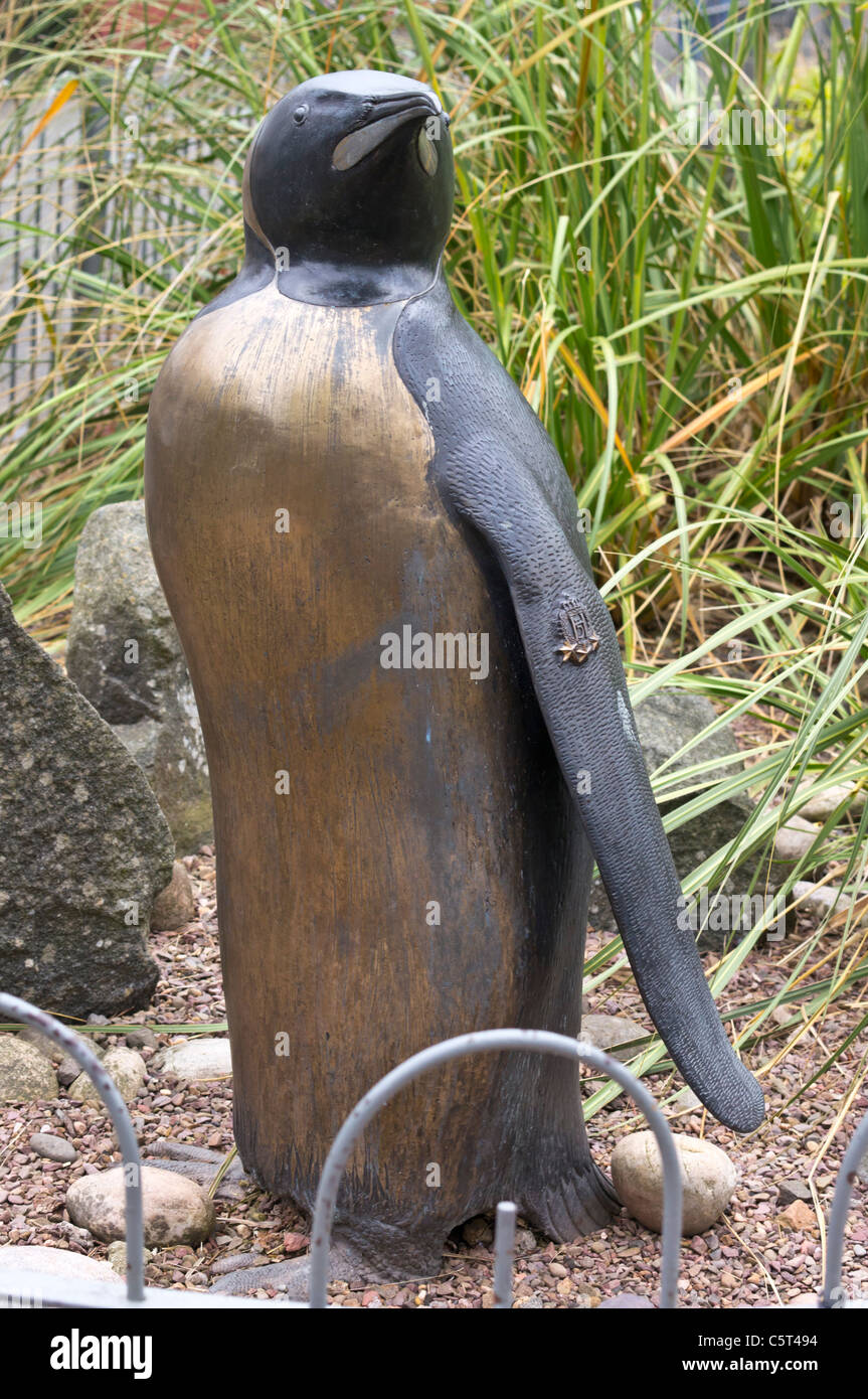 El Zoológico de Edimburgo - la estatua de bronce del Coronel en Jefe Nils Olaf, el pingüino con un rango en el Ejército de Noruega Foto de stock