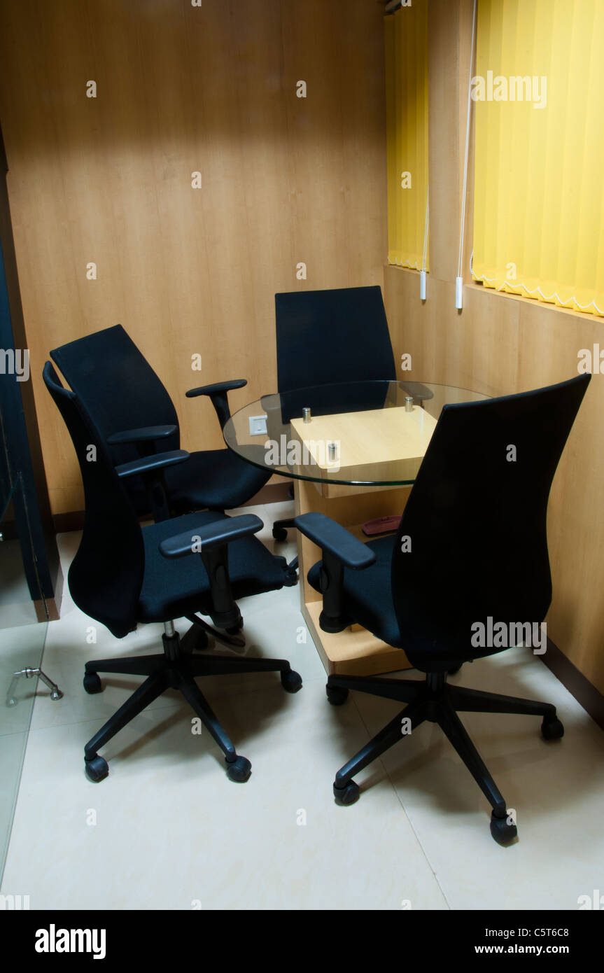 Habitación con 4 sillas de oficina Foto de stock