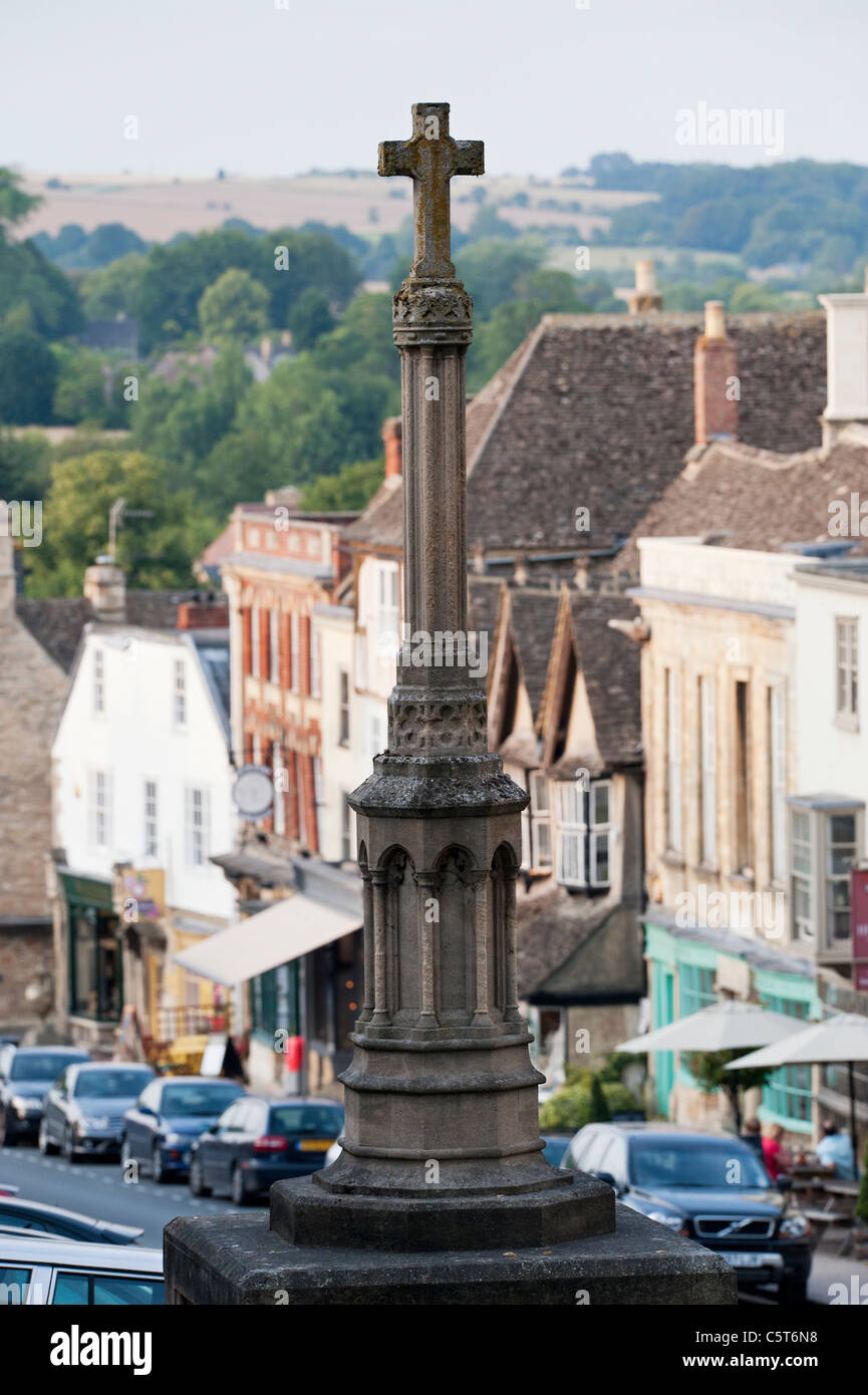 War Memorial y la cruz de burford High street. Burford, Cotswolds, Oxfordshire, Inglaterra Foto de stock