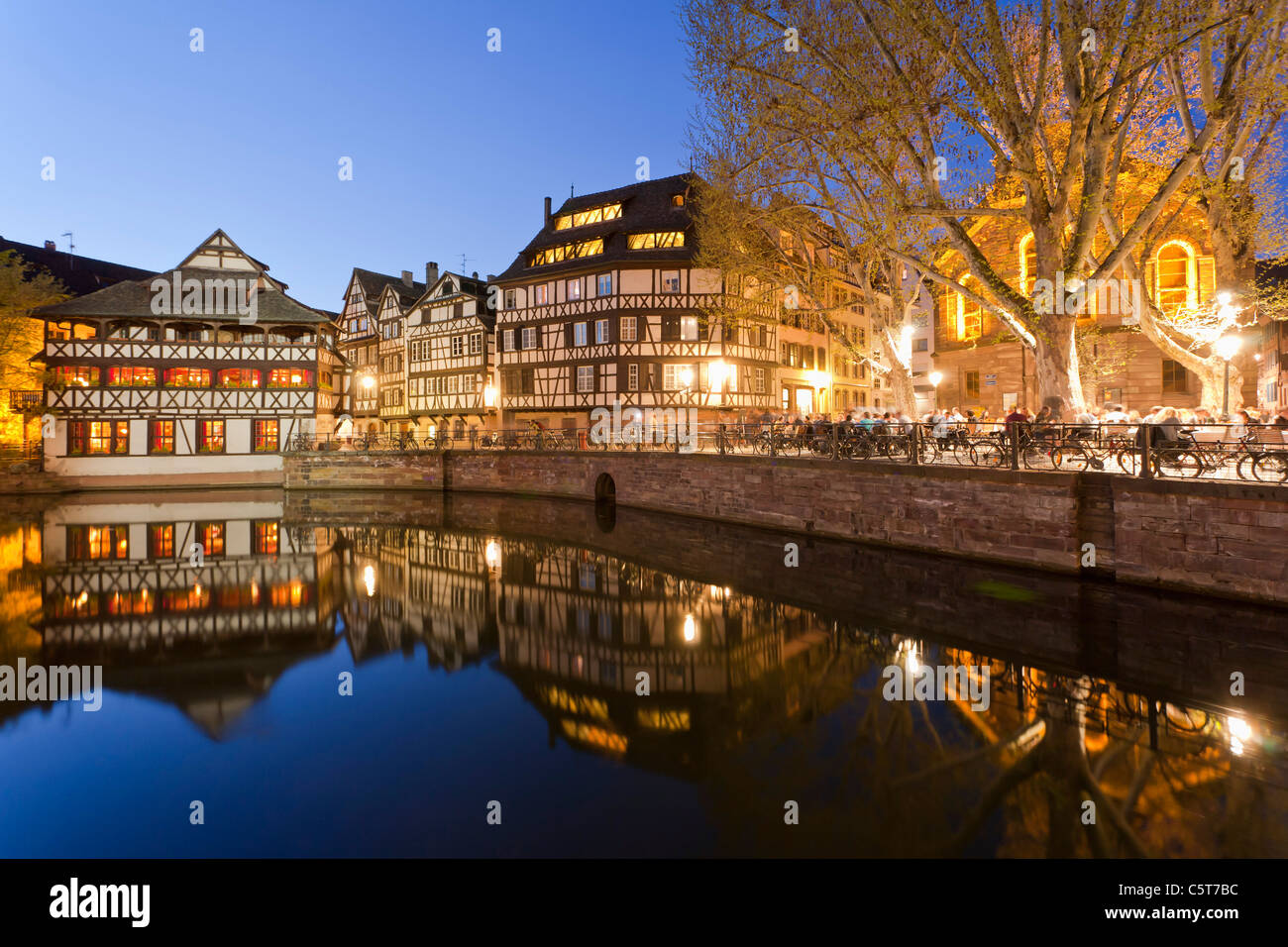 Francia, Alsacia, Estrasburgo, Petite-France, L'del río Ill, Vista del lugar Benjamin Zix durante la noche Foto de stock