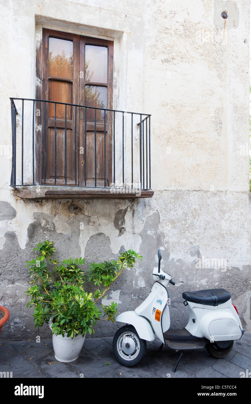 Vespa scooter moto en Stromboli Italia Foto de stock