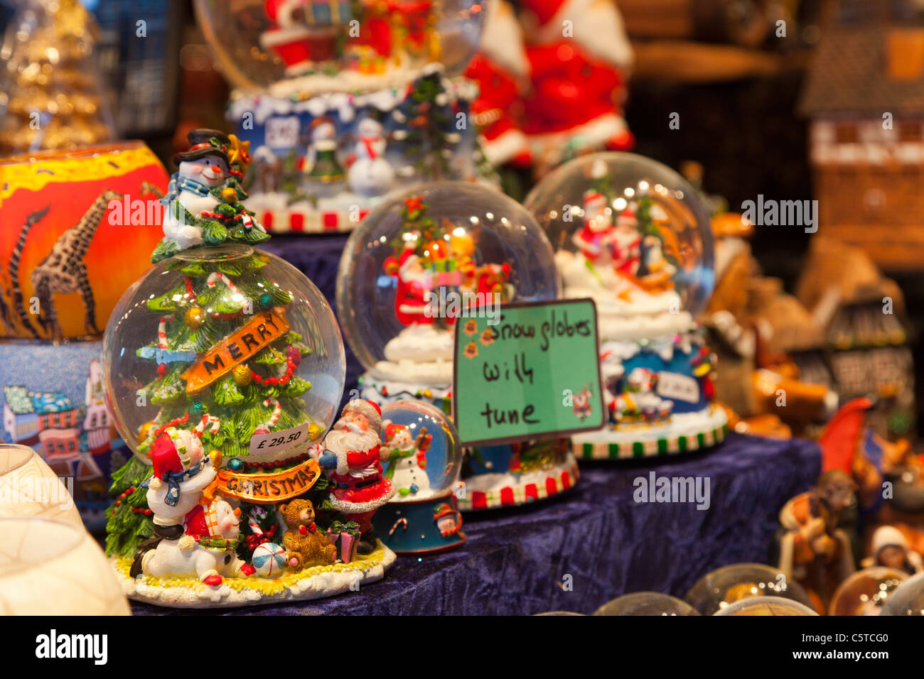 Globos de Nieve para las ventas en el mercado navideño alemán Millennium Plaza Leeds, Inglaterra Foto de stock