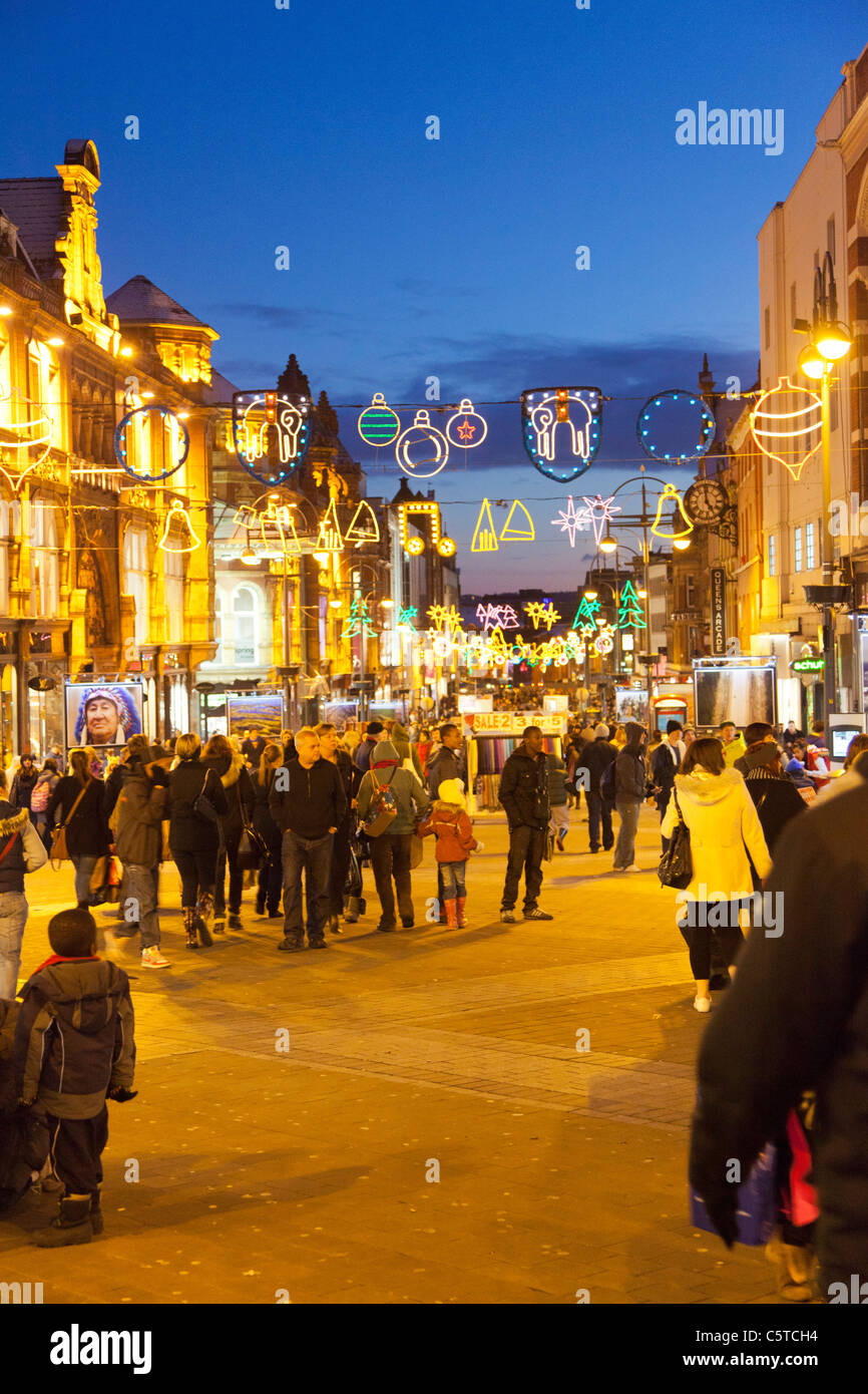 Compras de Navidad en Briggate Leeds Reino unido al atardecer Foto de stock