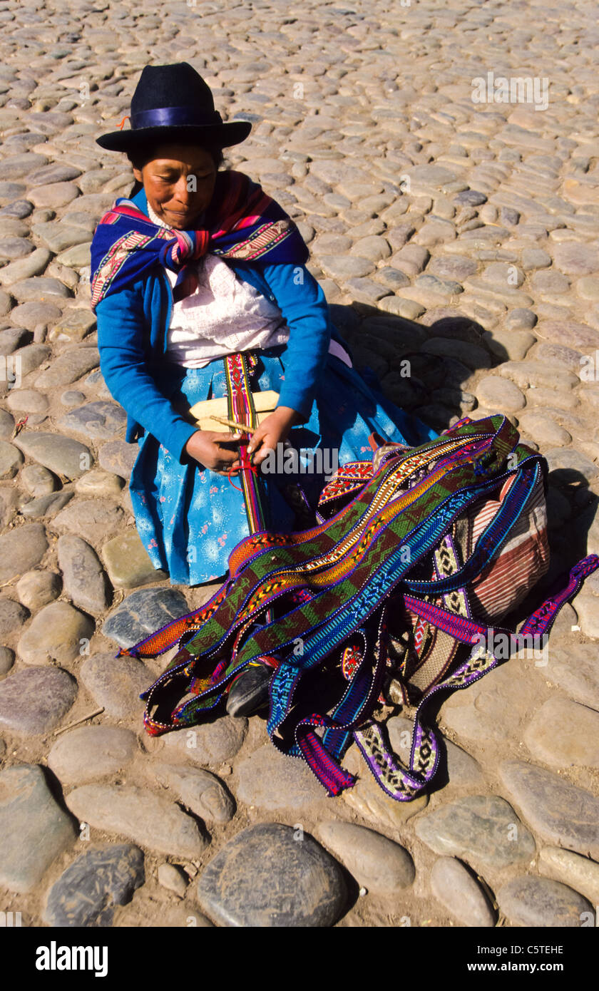 Mujer india en traje tradicional tejiendo una manta o poncho en Cuzco  Fotografía de stock - Alamy