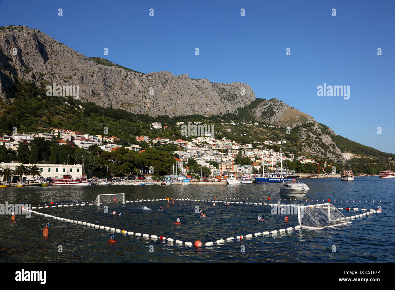 Partido de water-polo en la ciudad croata Omis Foto de stock