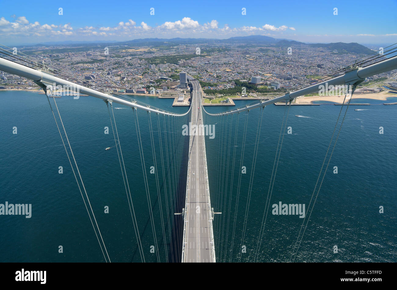 Puente Akashi Kaikyo en Kobe, Japón, visto desde casi 300 metros de altura. Foto de stock