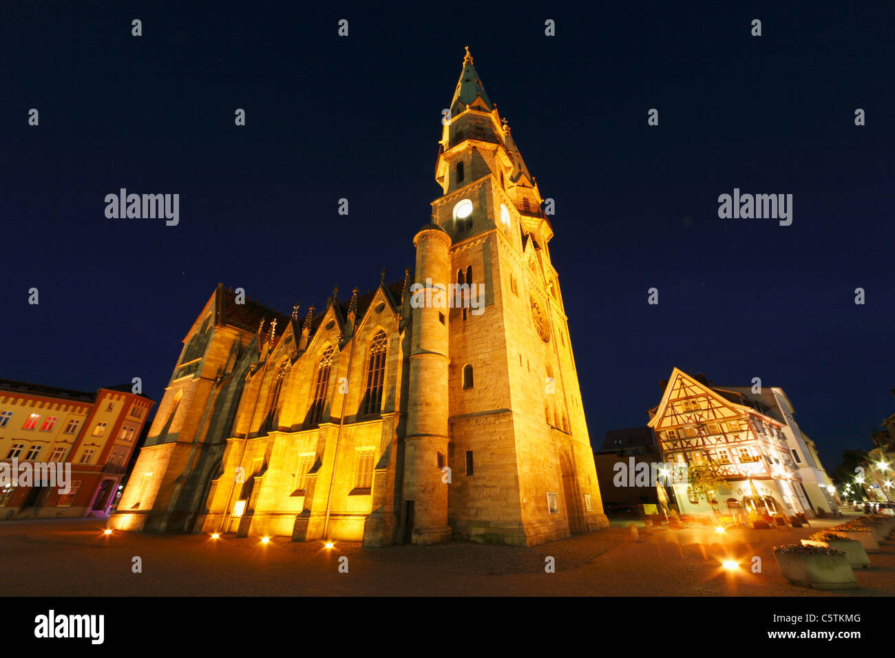 Alemania, Turingia, Rhoen, Stadtkirche Meiningen, vista de la iglesia al anochecer Foto de stock